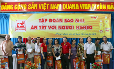 Tập đoàn Sao Mai ăn Tết với người ngèo