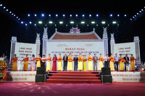 Hội chợ sản phẩm làng nghề Chuyên Mỹ 2025: Tôn vinh giá trị thủ công, thúc đẩy liên kết và phát triển kinh tế nông thôn