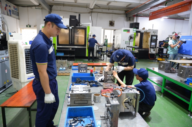 Supporting Industry: From “Auxiliary” Role to Strategic Choice for Vietnam Economy