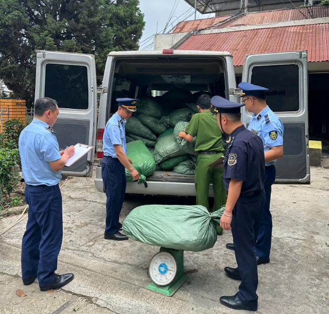 Thu giữ gần 1,4 tấn nguyên liệu thuốc lá không rõ nguồn gốc xuất xứ