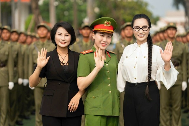 Doanh nhân Trần Thị Lan trao quà động viên lực lượng A80 Bộ Công an