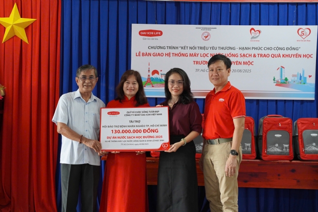 Dai-ichi Life Việt Nam tài trợ hệ thống máy lọc nước uống sạch và quà khuyến học cho trường học tại xã Xuyên Mộc