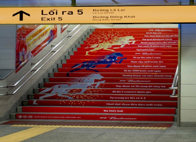 Sắc đỏ Budweiser phủ khắp Metro, lan tỏa thông điệp “Bật nắp Tết đỏ, mừng mọi bước tiến”