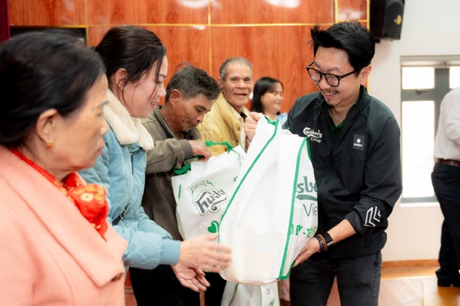 Carlsberg Việt Nam trao gửi 7.500 phần quà Tết đến người dân miền Trung