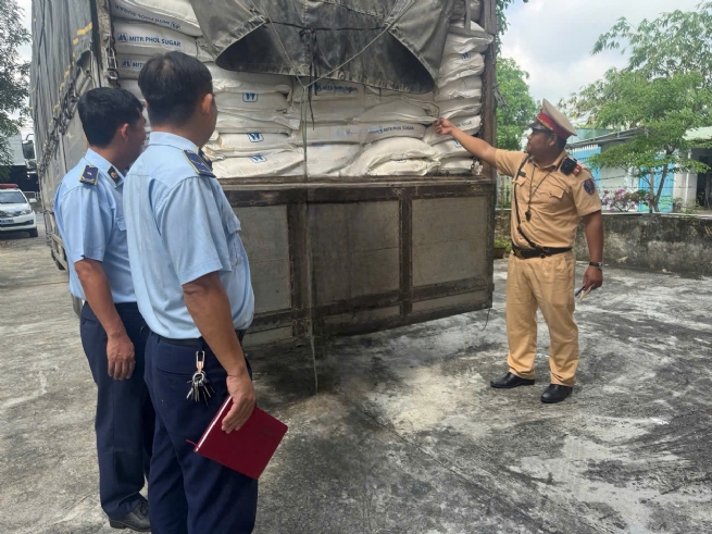 Phát hiện, xử lý vụ vận chuyển 6 tấn đường tinh luyện nhập lậu